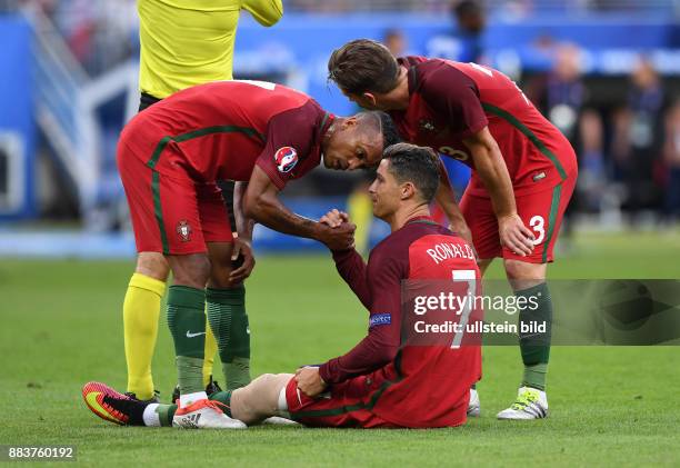 Portugal - Frankreich Cristiano Ronaldo wird nach seiner Verletzung von Nani und Adrien Silva getroestet