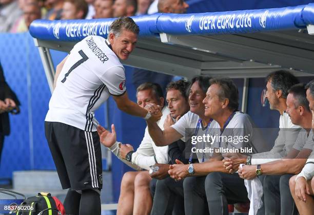 Deutschland - Slowakei Bastian Schweinsteiger mit Hans-Wilhelm Mueller-Wohlfahrt und Physiotherapeut Klaus Eder