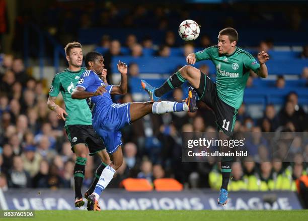 Vorrunde in London FC Chelsea - FC Schalke Samuel Eto o erwischt Christian Clemens beobachtet von Roman Neustaedter