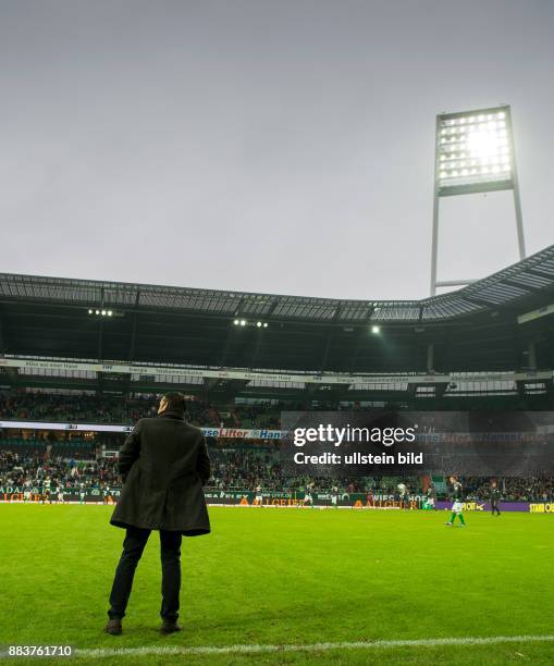 Werder Bremen - FC Bayern Muenchen Trainer Robin Dutt beobachtet das Aufwaermen seiner Spieler