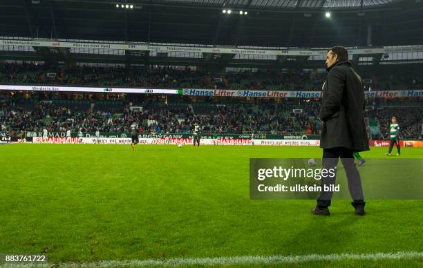 Werder Bremen - FC Bayern Muenchen Trainer Robin Dutt beobachtet das Aufwaermen seiner Spieler