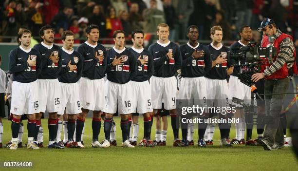 Fussball International Testspiel Deutschland 4-1 USA Mannschaftsbild USA bei der Nationalhymne Bobby Convey, Pablo Mastroeni, Steven cherundolo,...