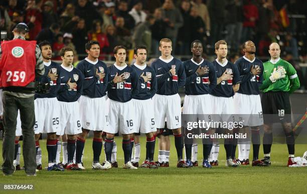 Fussball International Testspiel Deutschland 4-1 USA Mannschaftsbild USA bei der Nationalhymne Pablo Mastroeni, Steven cherundolo, Brian Ching, Josh...