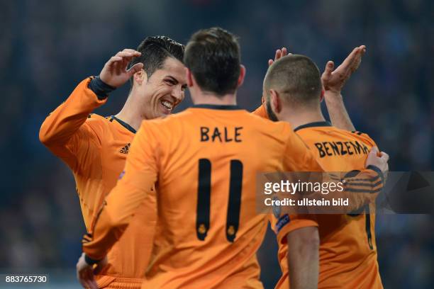 Schalke 04 - Real Madrid Cristiano Ronaldo, Gareth Bale und Karim Benzema jubeln nach dem 0:4