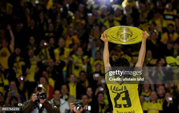 Endspiel, Saison 2011/2012 - FUSSBALL DFB POKAL FINALE SAISON 2011/2012 Borussia Dortmund - FC Bayern Muenchen Shinji Kagawa reckt die Schale nach...