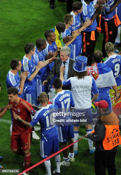 Bayern Muenchen - FC Chelsea Raus mit Applaus: Mario Gomez und Trainer Jupp Heynckes muessen durch das Spalier der Gegner