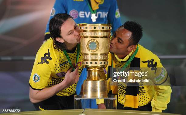 Endspiel, Saison 2011/2012 - FUSSBALL DFB POKAL FINALE SAISON 2011/2012 Borussia Dortmund - FC Bayern Muenchen Neven Subotic und Antonio Da Silva...