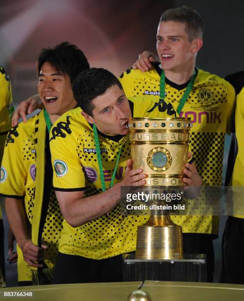 Endspiel, Saison 2011/2012 - FUSSBALL DFB POKAL FINALE SAISON 2011/2012 Borussia Dortmund - FC Bayern Muenchen Robert Lewandowski kuesst den DFB Pokal