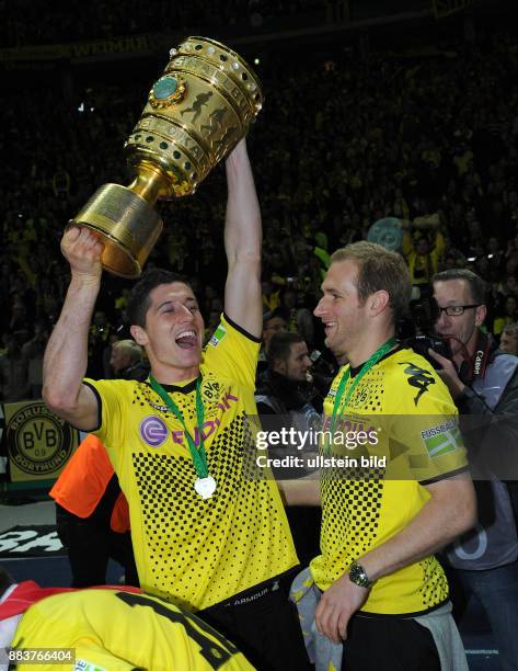 Endspiel, Saison 2011/2012 - FUSSBALL DFB POKAL FINALE SAISON 2011/2012 Borussia Dortmund - FC Bayern Muenchen Robert Lewandowski und Florian Kringe...