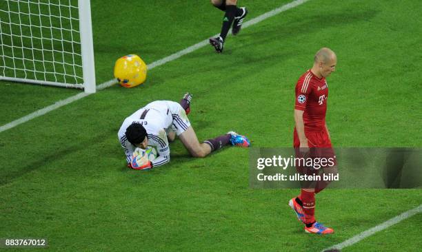 Bayern Muenchen - FC Chelsea Torwart Petr Cech hat den Ball. Arjen Robben wendet sich enttaeuscht ab und ein Wasserball ist auch noch im Spiel