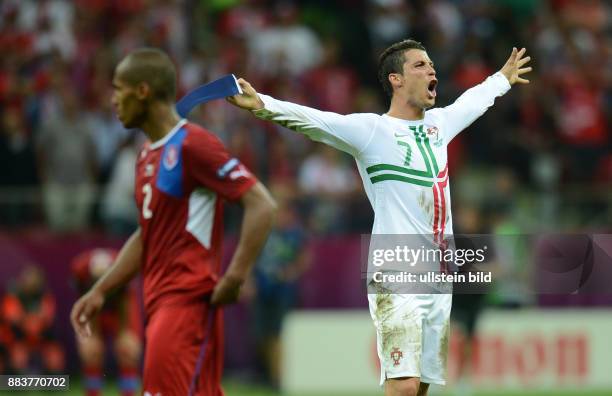 Tschechien - Portugal Cristiano Ronaldo jubelt nach dem Abpfiff. Theodor Gebre Selassie wendet sich ab