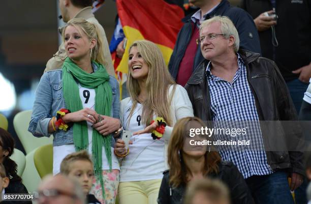 Deutschland - Griechenland Schwester Sabrina Schuerrle, Sandra Schoenig und Vater Joachim Schuerrle zu Gast auf der Vip Tribuene