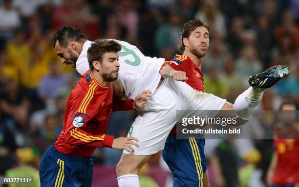 Portugal - Spanien Gerard Pique und Sergio Ramos nehmen Hugo Almeida in die Zange
