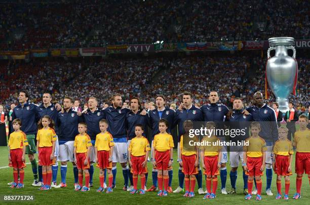 Spanien - Italien Hinter der Mannschaft von Italien, die die Nationalhymne singt wurde ein ueberdimensionierter EM Pokal positioniert