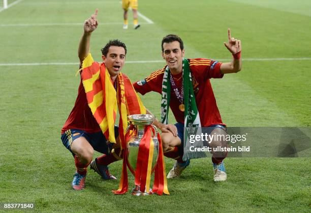 Spanien - Italien Xavi Hernandez und Sergio Busquets mit dem EM Pokal