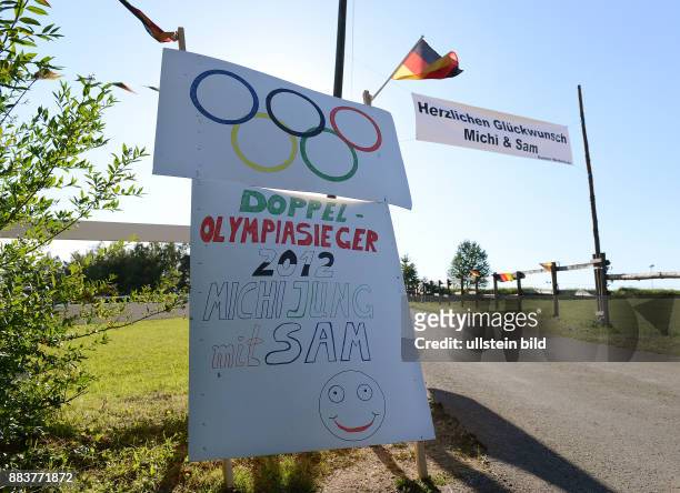 Olympia 2012 Reiten Vielseitigkeit Plakate zum Empfang am Reiterhof Jung in Horb-Altheim fuer Doppel-Olympiasieger Michael Jung