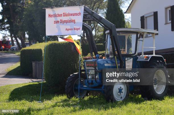 Olympia 2012 Reiten Vielseitigkeit Willkommensgruss der Nachbarin, Plakat an einem Traktor am Reiterhof Jung zum Empfang in Horb-Altheim fuer...