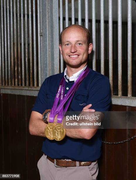 Olympia 2012 Reiten Vielseitigkeit Fotoshooting mit Doppel-Olympiasieger Michael Jung Goldmedaillen auf seinem Reiterhof in Horb-Altheim