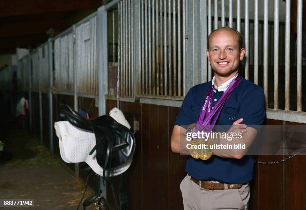 Olympia 2012 Reiten Vielseitigkeit Fotoshooting mit Doppel-Olympiasieger Michael Jung Goldmedaillen auf seinem Reiterhof in Horb-Altheim