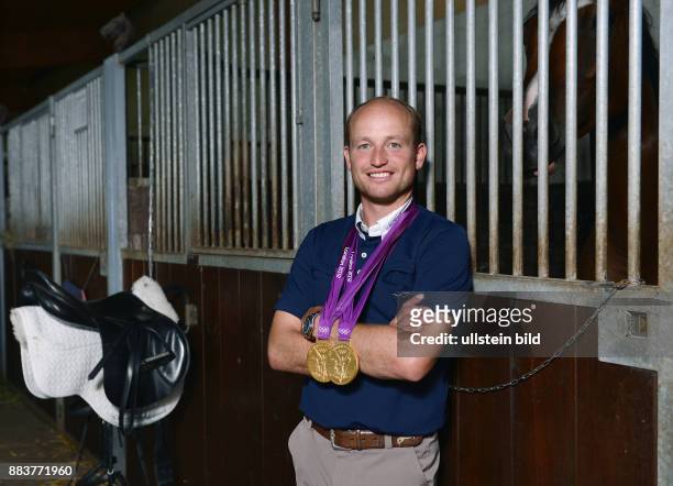 Olympia 2012 Reiten Vielseitigkeit Fotoshooting mit Doppel-Olympiasieger Michael Jung Goldmedaillen auf seinem Reiterhof in Horb-Altheim