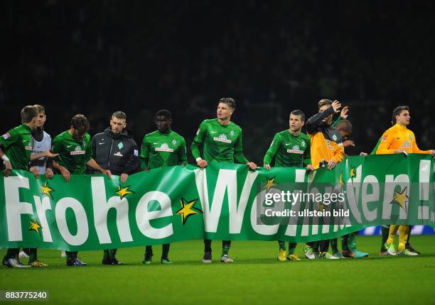 Spieltag, Saison 2012/2013 BUNDESLIGA SAISON 2012/2013 17. Spieltag SV Werder Bremen - 1. FC Nuernberg Werder Spieler wuenschen mit einem Banner...