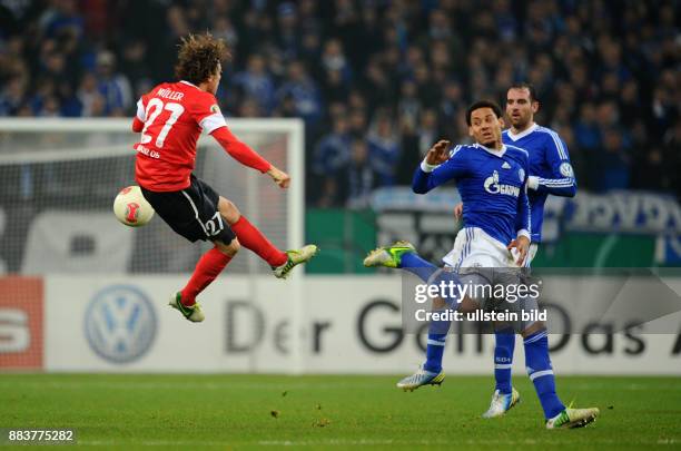 Achtelfinale, Saison 2012/2013 - FUSSBALL DFB POKAL SAISON 2012/2013 ACHTELFINALE FC Schalke 04 - FSV Mainz 05 Nicolai Mueller gegen Jermaine Jones