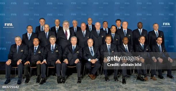 International Gruppenbild FIFA-Exekutivkomitee: vorn v.li., Vizepraesident Jim BOYCE , Vizepraesident David CHUNG , Vizepraesident Angel Maria VILLAR...