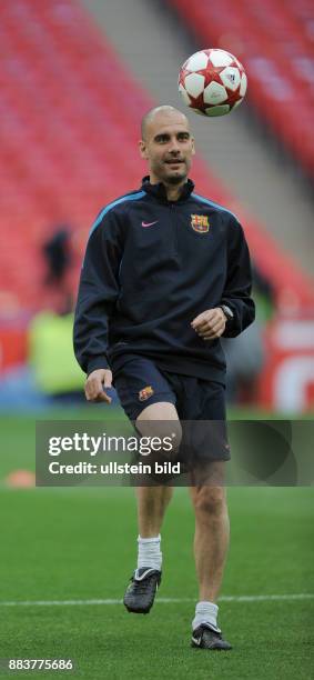 Barcelona - Manchester United FC - Abschlusstraining FC Barcelona am Tag vor dem Spiel; Trainer Josep Guardiola mit Ball