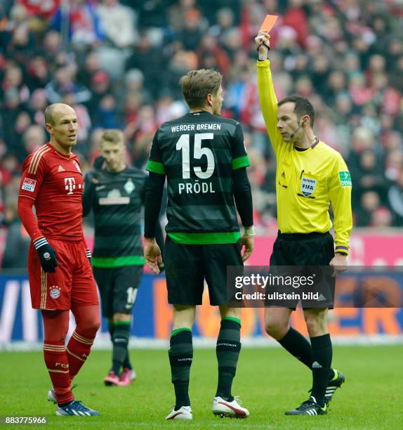 Spieltag, Saison 2012/2013 BUNDESLIGA SAISON 2012/2013 21. Spieltag FC Bayern Muenchen - SV Werder Bremen Schiedsrichter Marco Fritz zeigt Sebastian...