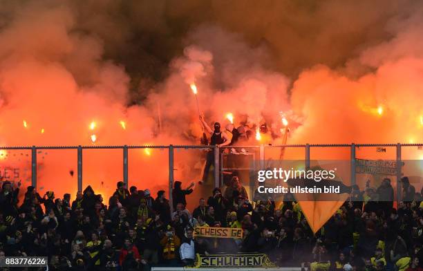 Spieltag, Saison 2012/2013 BUNDESLIGA SAISON 2012/2013 25. SPIELTAG FC Schalke 04 - Borussia Dortmund Fans von Borussia Dortmund brennen in ihrem...