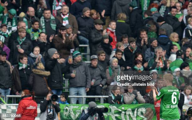 Werder Bremen - FC Schalke 04 Kevin De Bruyne wendet sich nach dem Abpfiff als einziger Spieler an die Fans in der Ostkurve. Applaus bekommt der...