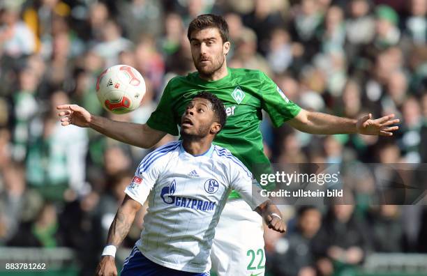 Werder Bremen - FC Schalke 04 Michel Bastos vor Sokratis Papastathopoulos