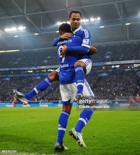 Schalke 04 - Bayer 04 Leverkusen Raffael jubelt nach seinem Tor zum 2:2. Erster Gratulant ist Michel Bastos