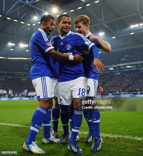 Schalke 04 - Bayer 04 Leverkusen Torjubel nach dem 2:2: Michel Bastos, Raffael und Max Meyer
