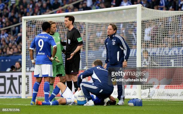 Schalke 04 - Bayer 04 Leverkusen Michel Bastos und Torwart Timo Hildebrand reklamieren nach dem Tor zum 0:1 bei Schiedsrichter Manuel Graefe Am Boden...