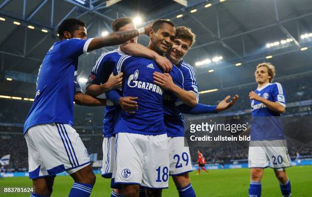 Schalke 04 - Bayer 04 Leverkusen Torjubel nach dem 2:2: Michel Bastos, Julian Draxler, Torschuetze Raffael, Max Meyer und Teemu Pukki