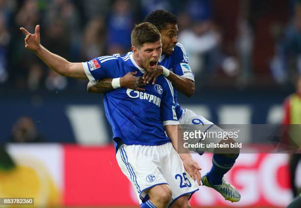 Schalke 04 - Hamburger SV Torschuetze Klaas Jan Huntelaar und Michel Bastos bejubeln das Tor zum 3:1