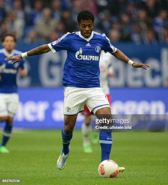 Schalke 04 - Hamburger SV Michel Bastos am Ball