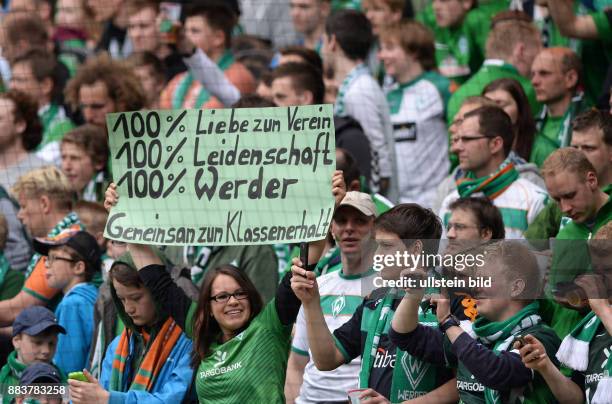 Werder Bremen - Eintracht Frankfurt Fans in der Ostkurve halten ein Schild mit der Aufschrift 100% Liebe zum Verein, 100% Leidenschaft, 100% Werder,...