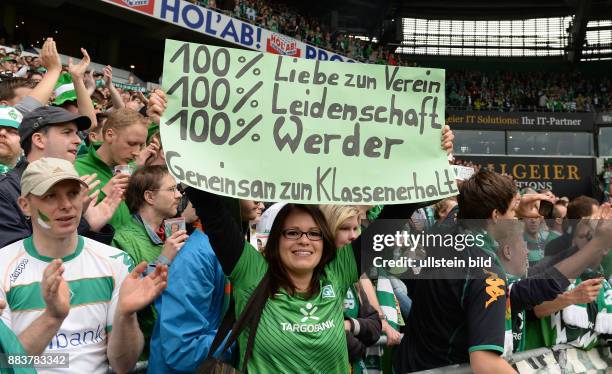 Werder Bremen - Eintracht Frankfurt Fans in der Ostkurve halten ein Schild mit der Aufschrift 100% Liebe zum Verein, 100% Leidenschaft, 100% Werder,...