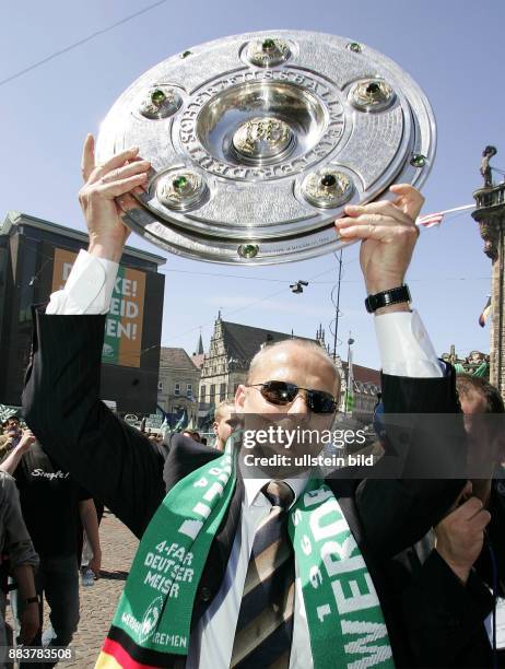 Der SV Werder Bremen entlaesst Trainer Thomas Schaaf. Unser Archivbild zeigt: Fussball 1. Bundesliga Saison 2003/2004 Die Stadt Bremen feiert ihren...