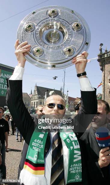 Der SV Werder Bremen entlaesst Trainer Thomas Schaaf. Unser Archivbild zeigt: Fussball 1. Bundesliga Saison 2003/2004 Die Stadt Bremen feiert ihren...