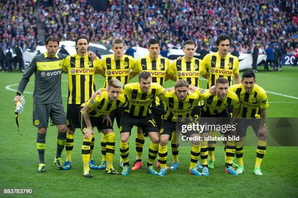 Borussia Dortmund - FC Bayern Muenchen Teamfoto Borussia Dortmund, hintere Reihe von links: Roman Weidenfeller, Neven Subotic, Sven Bender, Robert...