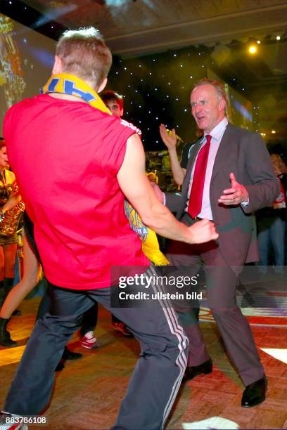 Bankett des FC Bayern Muenchen im Grosvenor House am Karl-Heinz Rummenigge und Bastian Schweinsteiger auf der Tanzflaeche