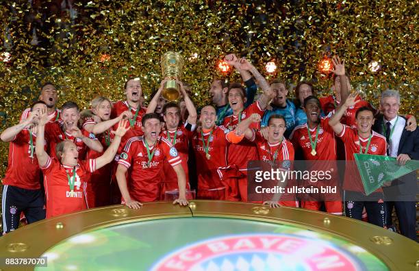 Bayern Muenchen - VfB Stuttgart Bayern Muenchen ist Pokalsieger 2013: Podestjubel mit Pokal: Jerome Boateng, Arjen Robben, Bastian Schweinsteiger,...