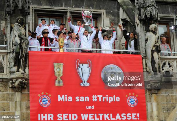 Champions Party des FC Bayern Muenchen nach dem Gewinn des DFB Pokal und Triple. Das Team feiert auf dem Muenchner Marienplatz den historischen...