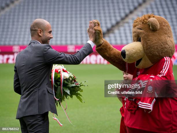 Bundesliga 2013/2014 Vorstellung Pep Guardiola Pep GUARDIOLA und Maskottchen Berni klatschen in der Allianz Arena ab.