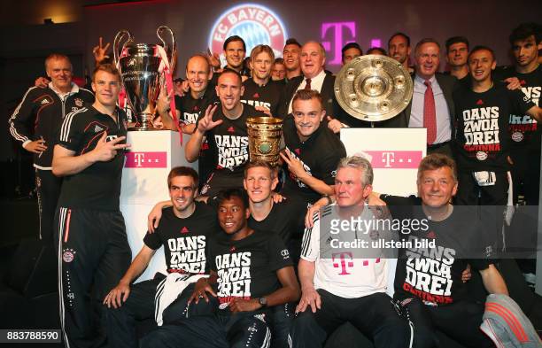 Fussball DFB POKAL FINALE SAISON 2012/2013 Champions Party des FC Bayern Muenchen nach dem Gewinn des DFB Pokal und Triple Gruppenbild mit CHL Pokal,...