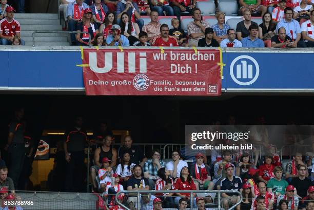 Fussball International Audi Cup 2013 Saison 2013/2014 FC Bayern Muenchen - Sao Paulo FC FC Bayern Fans mit einem Plakat Pro Praesident Uli Hoeness;...