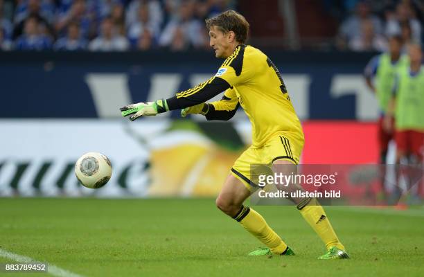 Schalke 04 - Hamburger SV Torwart Rene Adler kann bei der Szene zum 3:3 den Ball nicht festhalten